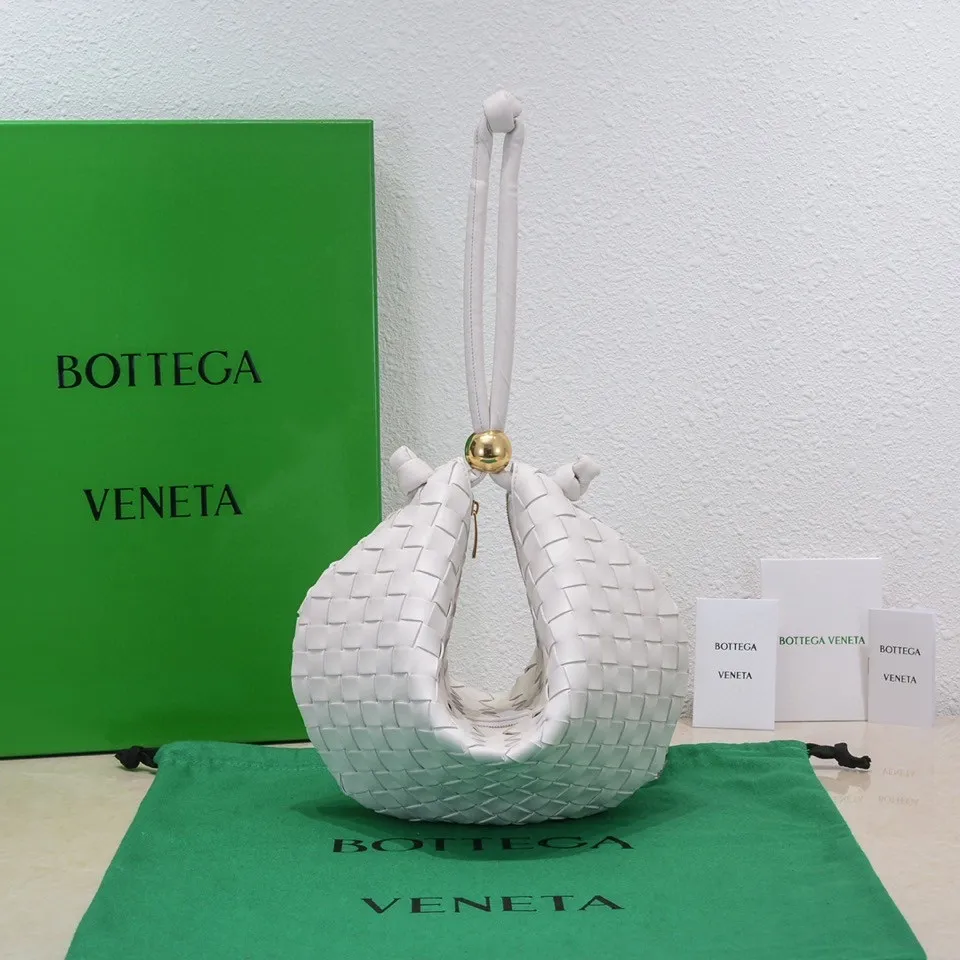 Batch 1260 BV has released a new product. TURN # Recommended new popular style is still the classic woven logo that we can recognize at a glance. It is really a unique style that is familiar and unfamiliar! Made of sheepskin woven with beautiful gold beads on the shoulder straps for free adjustment. When in use, you can switch between the shoulder and handle bag at will. It has a concave and convex shape anytime and anywhere. It is a practical king with a unique personality. With the right color combination, it can be sweet or salty. It is full of style. Summer catwalk style is beautiful. Pull it out quickly. Size: 40*3*24, model: 6699-3#